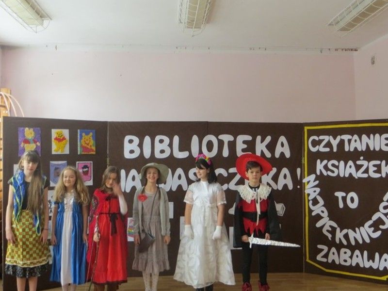O czytaniu książek w Szkole Podstawowej w Zalesiu (FOTO)