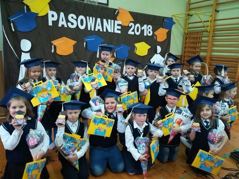 Pierwszaki ze Szkoły Podstawowej w Wiśniewie pasowani na uczniów (FOTO)