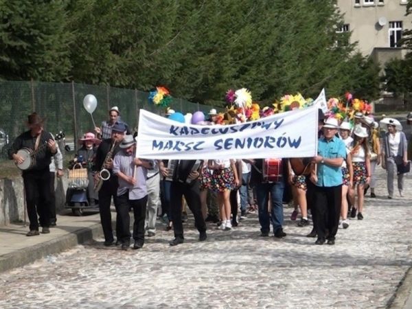 IV Kapeluszowy Marsz Seniorów w Kamieniu Krajeńskim (WIDEO)