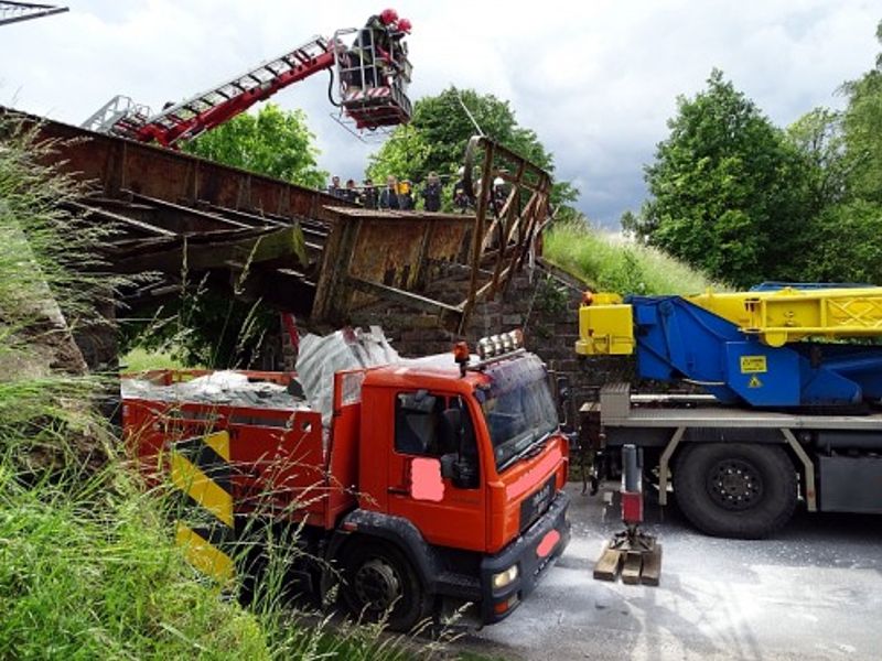 Samochód ciężarowy zahaczył o wiadukt w Sypniewie (FOTO)