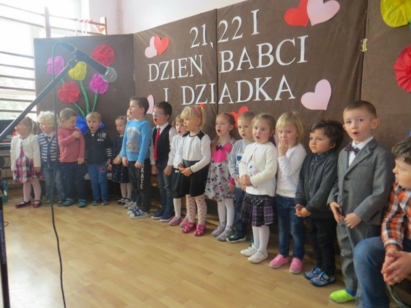 Babcia z dziadkiem dziś świętują w Szkole Podstawowej w Zalesiu! (FOTO)