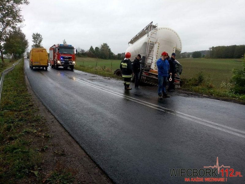 Samochód ciężarowy wypadł z drogi (FOTO)