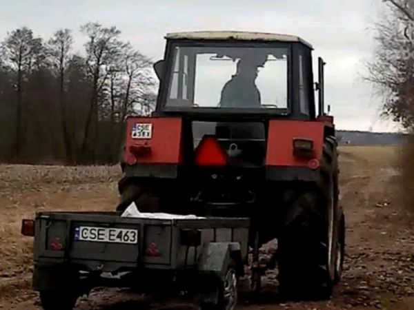 Ciało zmarłego wiezione traktorem, bo droga nieprzejezdna (WIDEO)