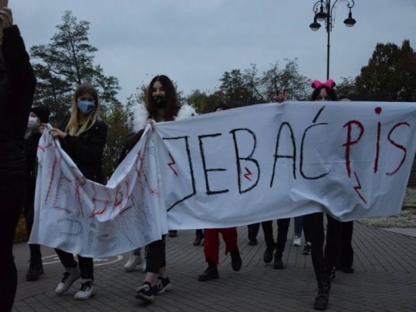 Drugi dzień strajku kobiet w Sępólnie Krajeńskim. Protestujący blokowali rondo na krajowej 25 [WIDEO]