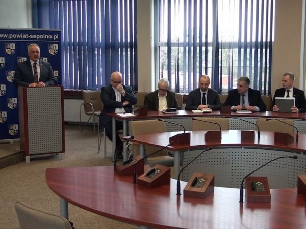 Konferencja prasowa starosty sępoleńskiego, burmistrzów oraz wójta w temacie koronawirusa [WIDEO]