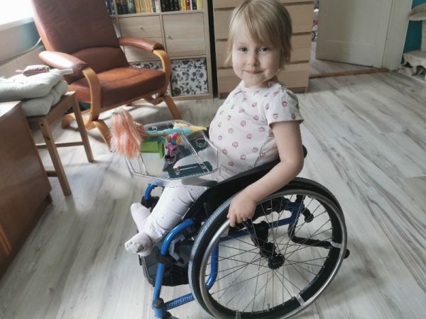 Mała Lilianka z Sępólna Krajeńskiego potrzebuje naszej pomocy! Trwa zbiórka na nowy wózek inwalidzki [FOTO]