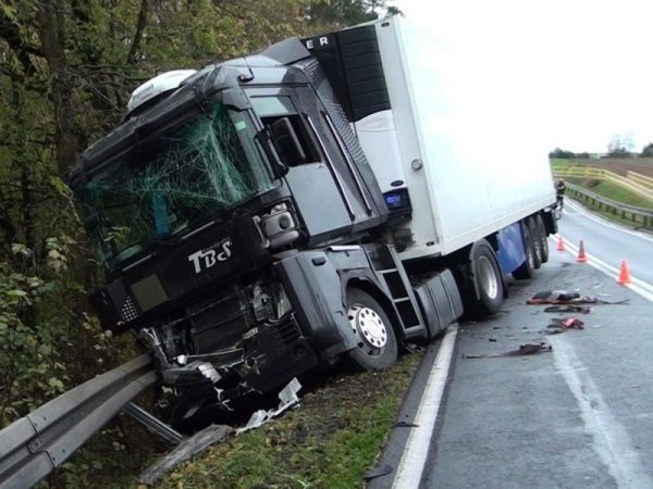 Kolizja dwóch samochodów ciężarowych w Obkasie (WIDEO)