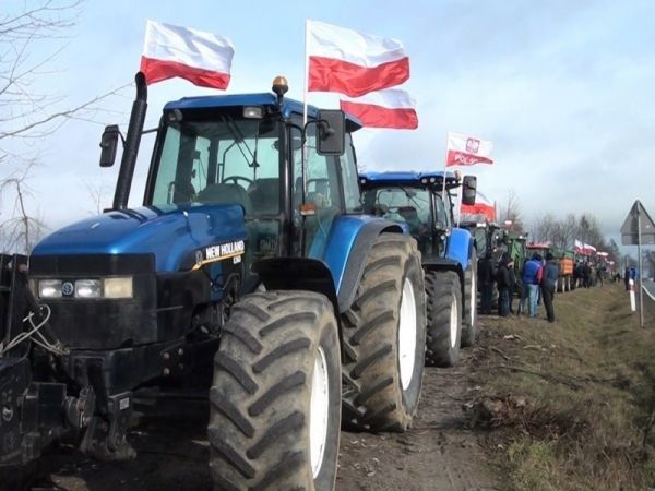 Rolnicy w ramach protestu ponownie wyjechali traktorami na drogi (WIDEO)