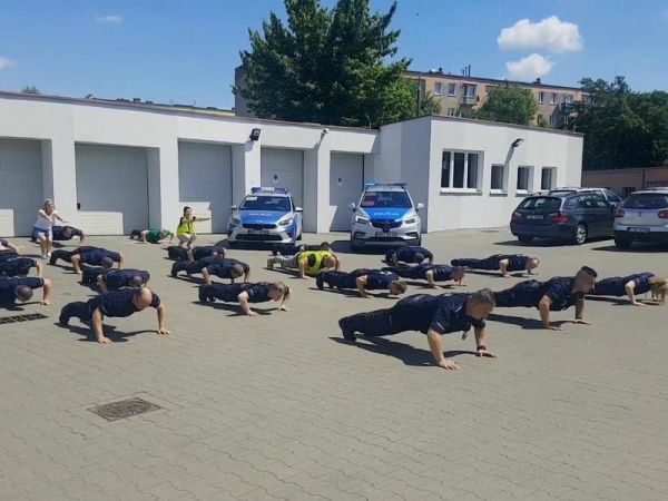 Sępoleńscy policjanci "pompowali" dla chorej Celinki z Szubina [WIDEO]