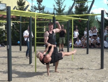 Zerwij z grawitacją - wielkie otwarcie Street Workout w Kamieniu Krajeńskim [WIDEO]