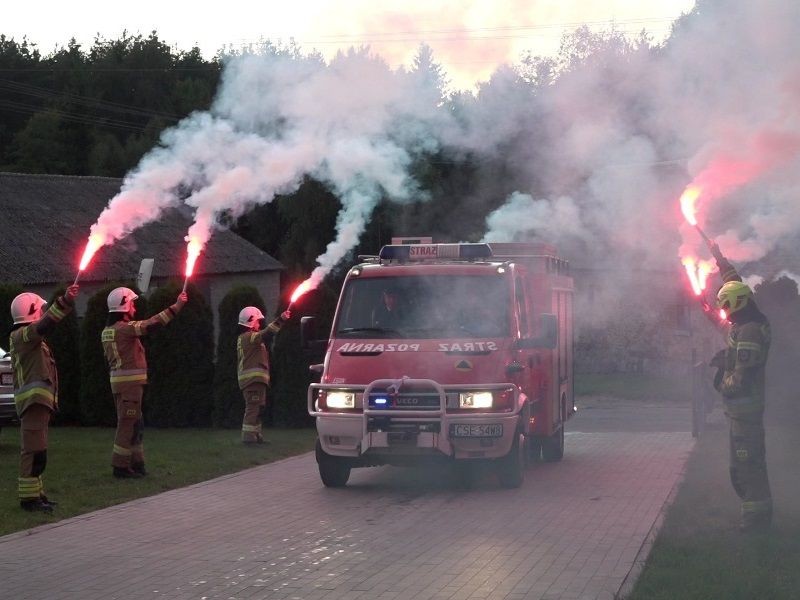 Uroczyste przywitanie w Ochotniczej Straży Pożarnej w Witkowie nowego samochodu pożarniczego IVECO DAILY 
