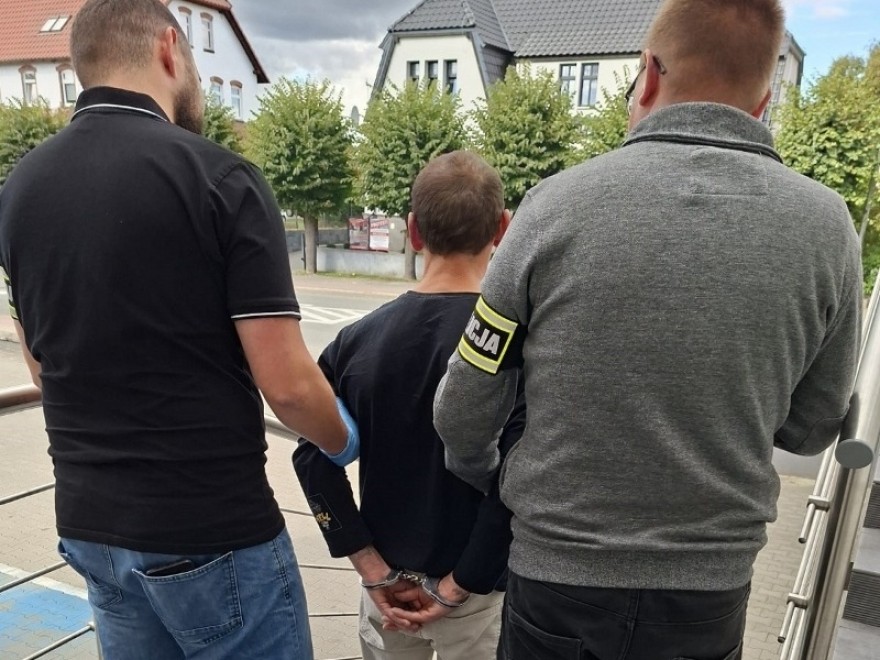 40-latek nie zatrzymał się do kontroli drogowej i uciekał przed mundurowymi. Był pod wpływem alkoholu i narkotyków [FOTO/WIDEO]