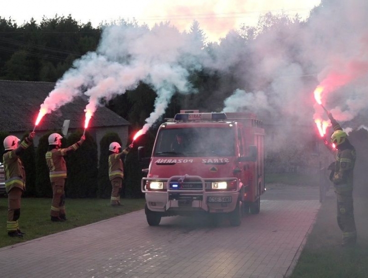 Uroczyste przywitanie w Ochotniczej Straży Pożarnej w Witkowie nowego samochodu pożarniczego IVECO DAILY 