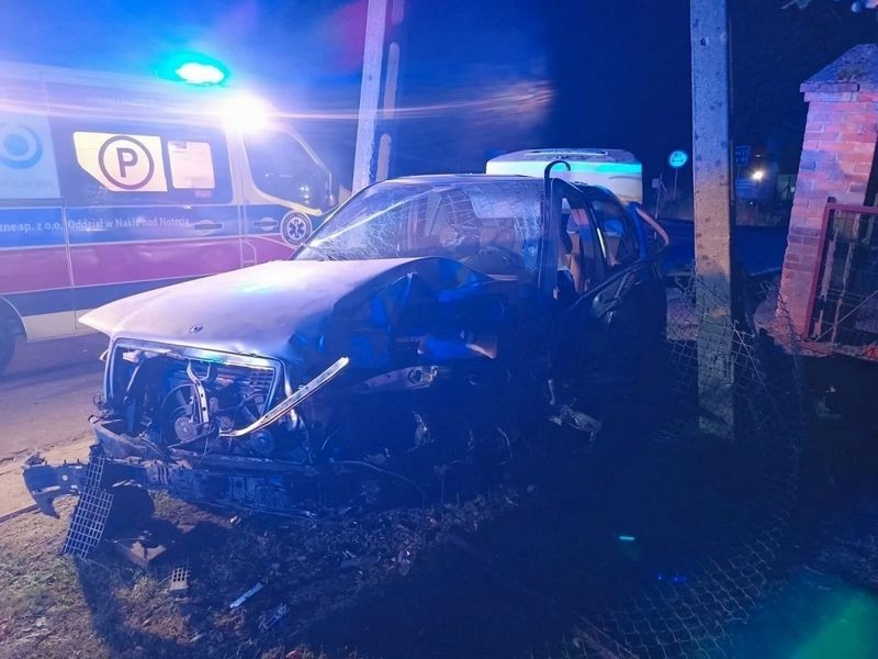 18-latek uderzył w słup energetyczny. Prowadził bez uprawnień a w organizmie miał ponad 1,7 alkoholu [FOTO]
