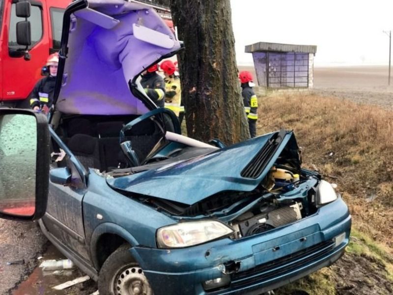Tragiczny wypadek na trasie Sikorz-Trzciany. Nie żyje 19-letni kierowca Opla (FOTO)