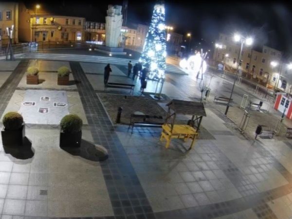Sępoleńscy policjanci ustalili tożsamość trzech mężczyzn, którzy uszkodzili iluminacje bożonarodzeniowe [FOTO]