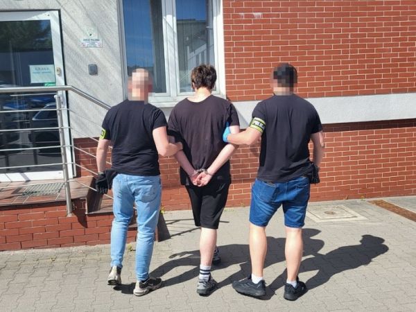Kryminalni z Sępólna Krajeńskiego zatrzymali podejrzanego o oszustwo metodą "na pracownika banku" [WIDEO]