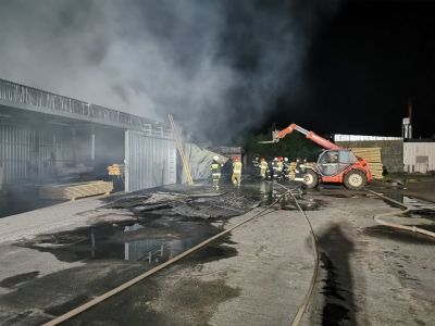 Nocny pożar stolarni w Sępólnie Krajeńskim [FOTO]