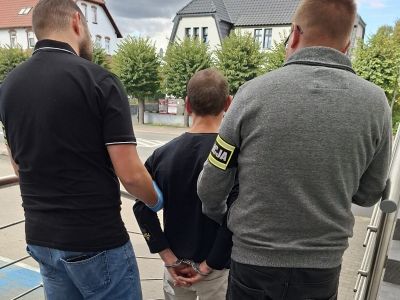 40-latek nie zatrzymał się do kontroli drogowej i uciekał przed mundurowymi. Był pod wpływem alkoholu i narkotyków [FOTO/WIDEO]