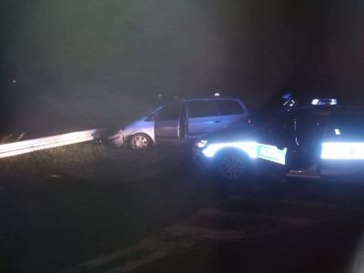 Uderzył w barierę energochłonną, gdy uciekał przed policją (FOTO)