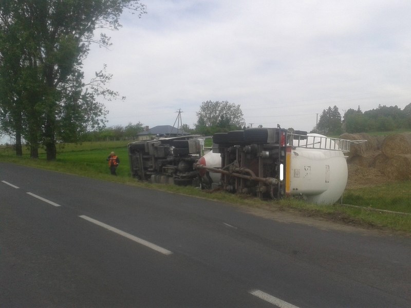 Wypadek ciężarówki w Świdwiu (FOTO)
