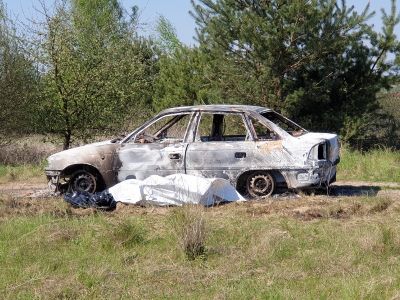 Zwęglone zwłoki w samochodzie. Policja pod nadzorem tucholskiej prokuratury bada okoliczności tragedii [FOTO/WIDEO]