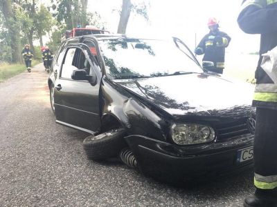 Samochód osobowy uderzył w drzewo (FOTO)