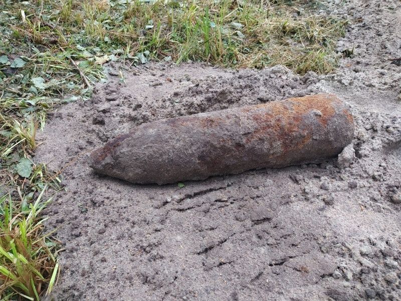 Pocisk artyleryjski odkopano na terenie parku w Komierowie [FOTO]