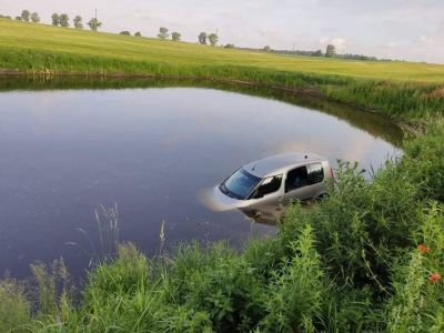 Droga krajowa nr 25: Skoda wylądowała w stawie [FOTO]