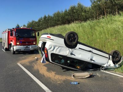 Auto dachowało w Płociczu. Pięć osób rannych, w tym trójka dzieci (FOTO)