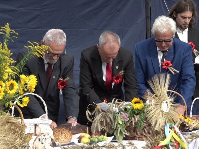 Dożynki Gminne 2023 w Piasecznie. Rolnicy z gminy Sępólno Krajeńskie dziękowali za plony, władze i przybyli goście za chleb i pracę rolników [WIDEO]