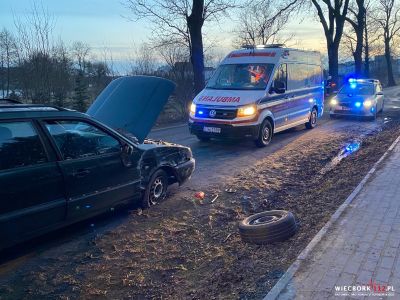 Pijany 22-latek bez prawa jazdy uderzył w drzewo [FOTO]