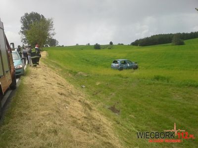 Renault wypadł z drogi... i koziołkował (FOTO)