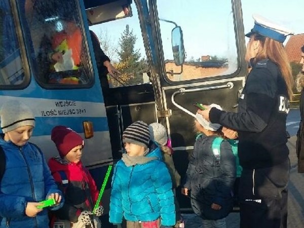 Policjanci rozdawali odblaskowe opaski (FOTO)