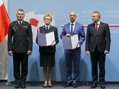 Wojewoda przekazał promesy na odbudowę dróg oraz środki na zakup samochodów ratowniczo-gaśnicznych dla jednostek OSP (FOTO/WIDEO)