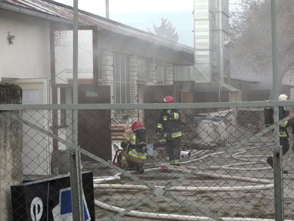 Pożar stolarni w ZGK przy ul. Orzeszkowej w Sępólnie Krajeńskim [WIDEO]