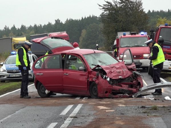 Śmiertelny wypadek na drodze krajowej nr 25. Nie żyje 49-letni kierowca Opla Corsy [WIDEO]