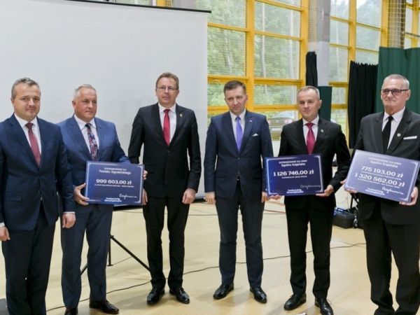 Wojewoda przekazał kolejne środki na remonty dróg powiatowych i gminnych w powiecie sępoleńskim (WIDEO)
