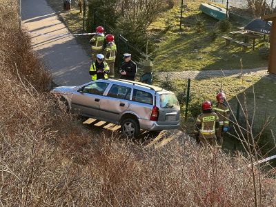 Kierowca Opla staranował barierki i zjechał na promenadę - ustalenia policji [FOTO/WIDEO]