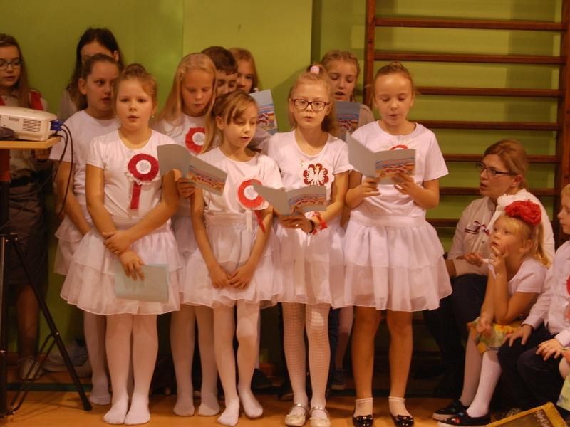Dzieci ze Zboża wzięły udział w szkolnym projekcie pn."Polska wczoraj i dziś" (FOTO)
