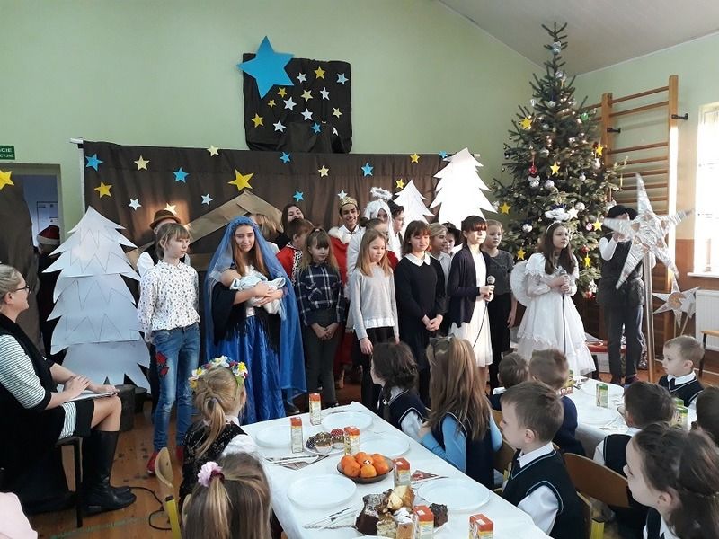 Uroczystość wigilijna w Szkole Podstawowej w Wiśniewie (FOTO)