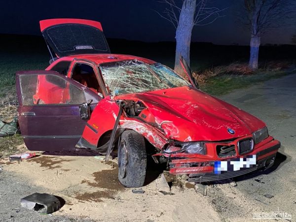 Wypadek w Szynwałdzie. Samochód osobowy uderzył w drzewo i dachował [FOTO]