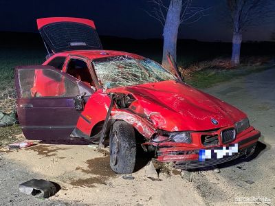 Wypadek w Szynwałdzie. Samochód osobowy uderzył w drzewo i dachował [FOTO]