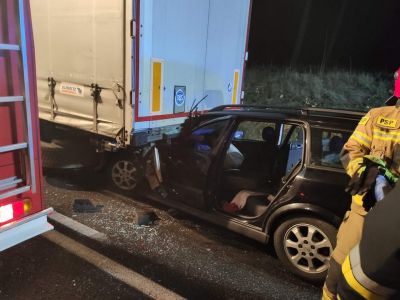 Wypadek na DK 25 w miejscowości Orzełek. Osobówka zderzyła się z TIR-em [FOTO]