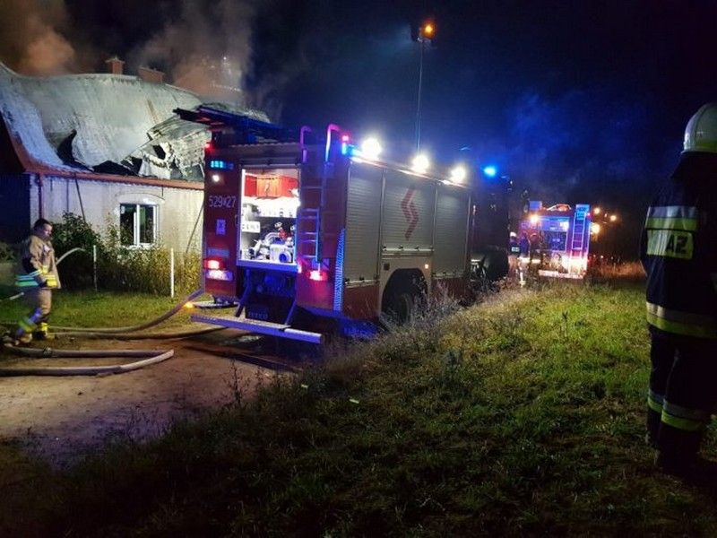 Pożar domu w Sitnie. Na miejscu z ogniem walczyło 8 zastępów Straży Pożarnej (FOTO)