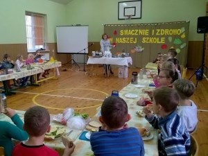 Uczniowie klasy II i III z SP Wiśniewo