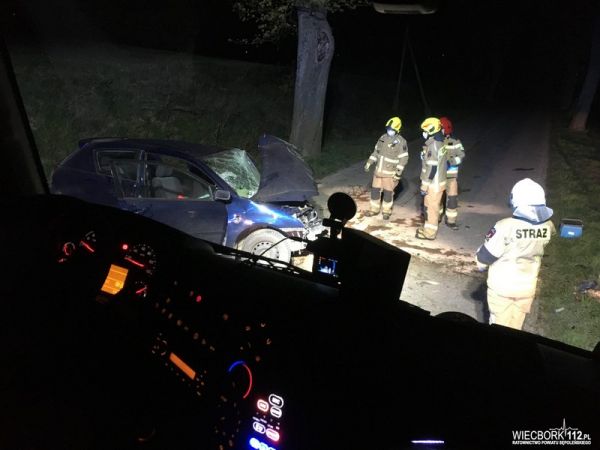 Wypadek w Jastrzębcu. Samochód uderzył w drzewo [FOTO]