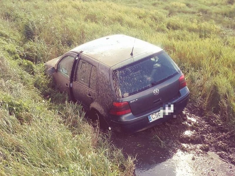 Volkswagen wypadł z drogi (FOTO)