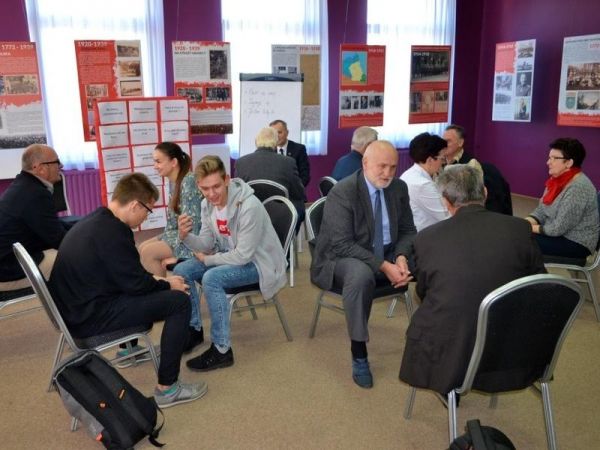 W sępoleńskiej bibliotece rozmawiali przy wspólnym stole (FOTO)