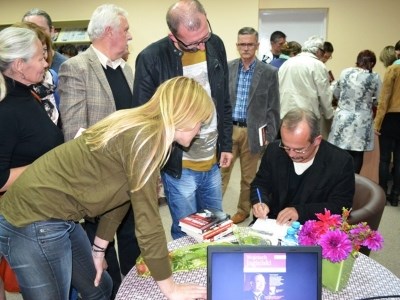 Wojciech Jagielski w bibliotece (FOTO)